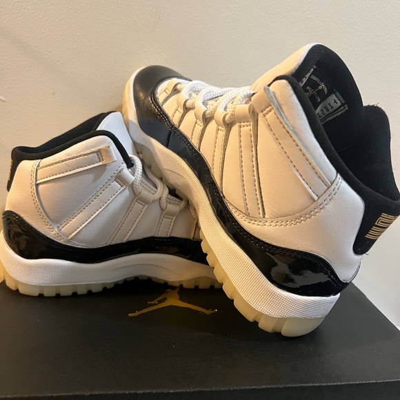 Jordan 11 retro (PS) size 1Y. White and black - Picture 1 of 5